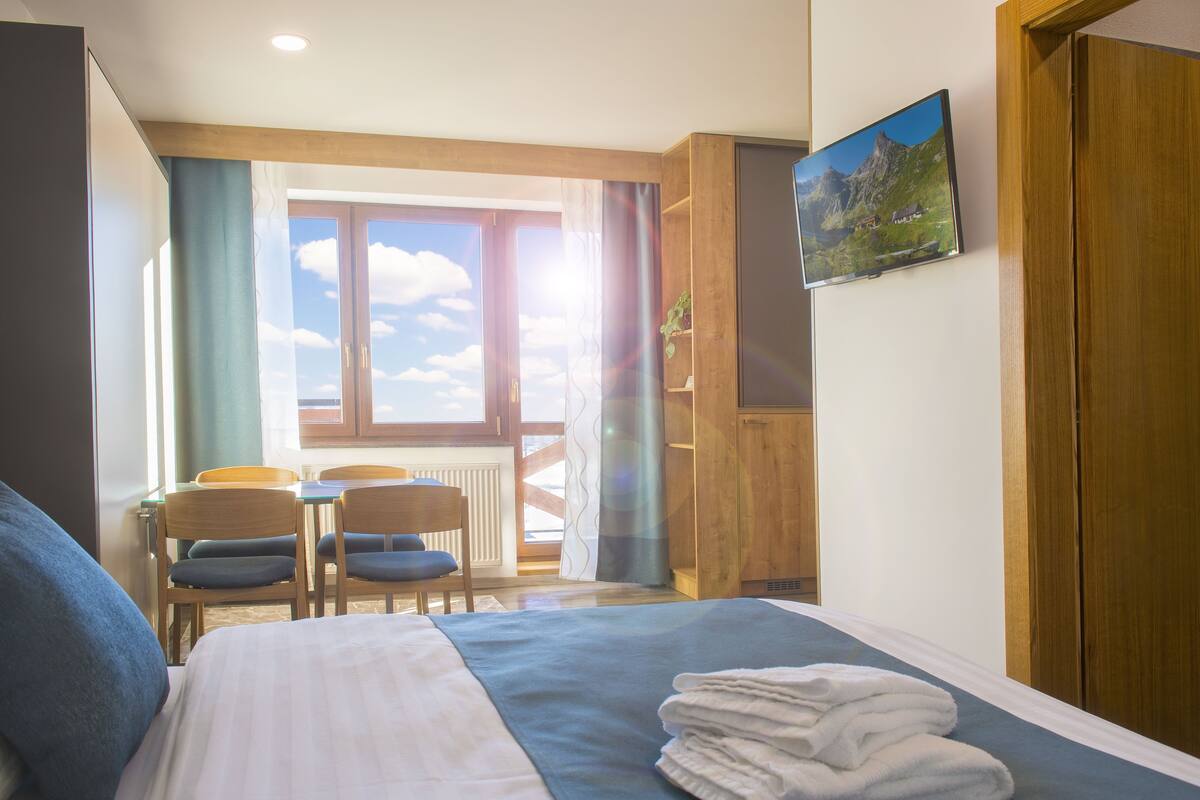 Deluxe-Studio, 1 Schlafzimmer, Küche, Seeblick | Schreibtisch, Bügeleisen/Bügelbrett, kostenloses WLAN, Bettwäsche