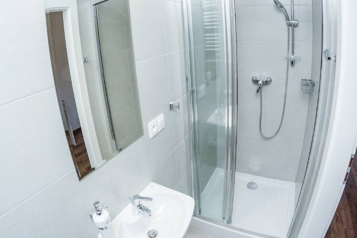 Premium bedding, desk, iron/ironing board, free WiFi
