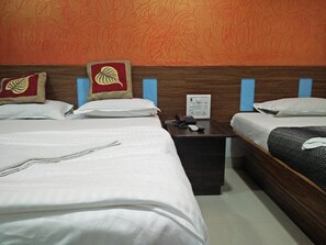 Deluxe Triple Room | Desk, iron/ironing board, rollaway beds, free WiFi - Hotel Sion Residency (Mumbai)
