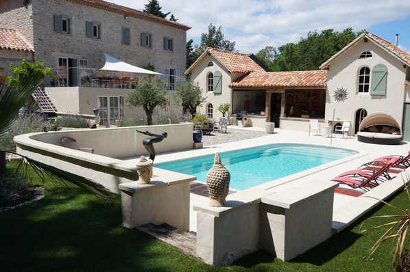Piscine extérieure, chaises longues