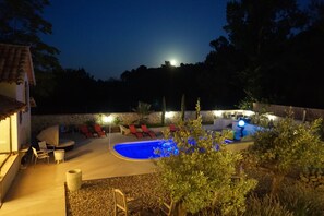 Piscine extérieure, chaises longues