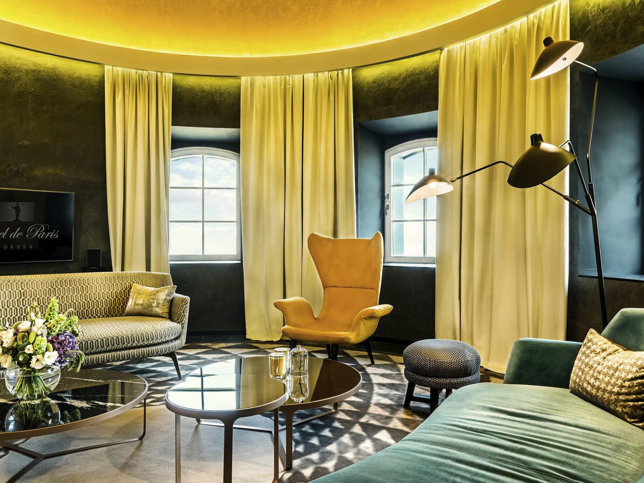 Suite, 1 King Bed, Balcony, City View