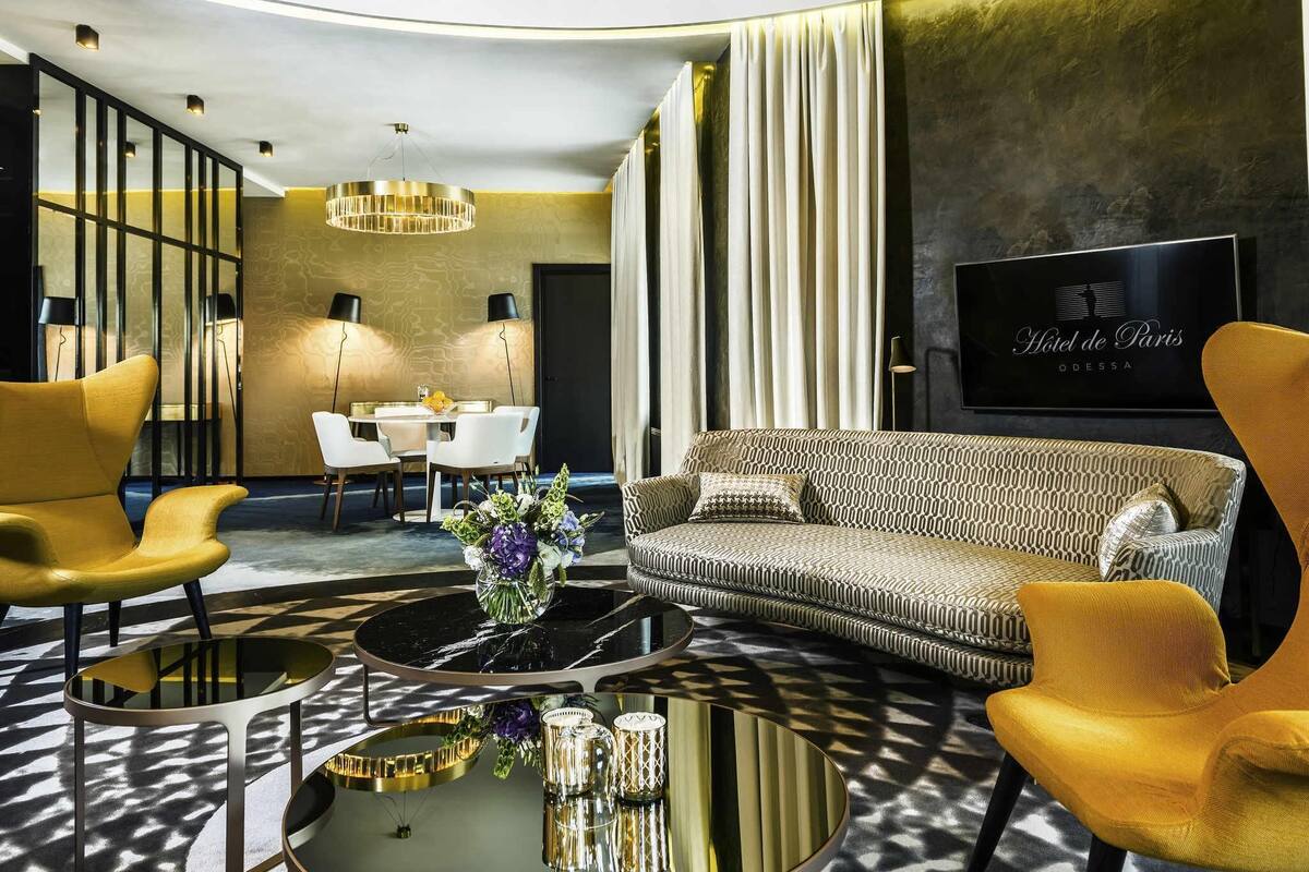Suite, 1 cama de matrimonio grande, balcón, vistas a la ciudad | Ropa de cama de alta calidad, minibar, caja fuerte y escritorio