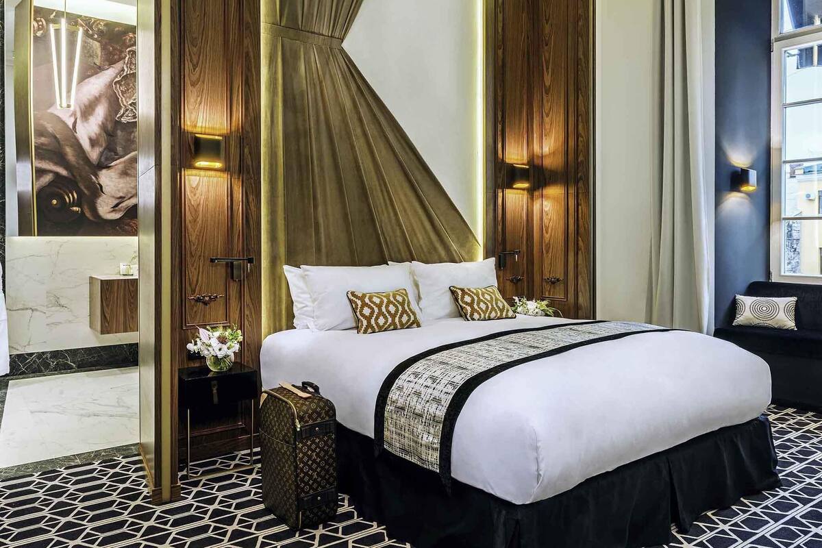 Suite, 1 cama de matrimonio grande, balcón, vistas a la ciudad | Ropa de cama de alta calidad, minibar, caja fuerte y escritorio