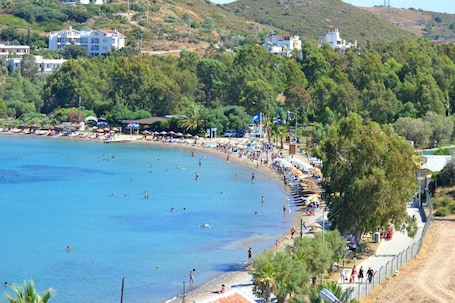 Una playa cerca. Doada Hotel