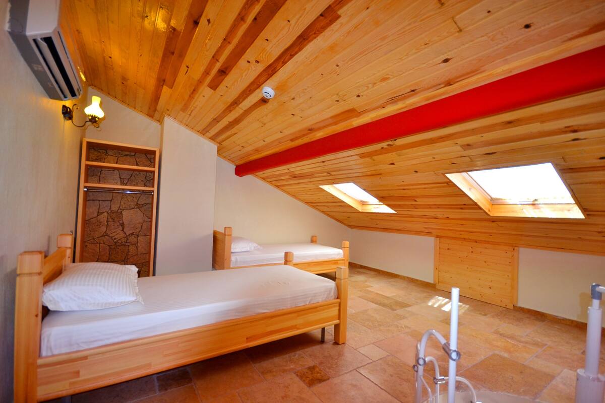 2 bedrooms, in-room safe, desk, free wifi