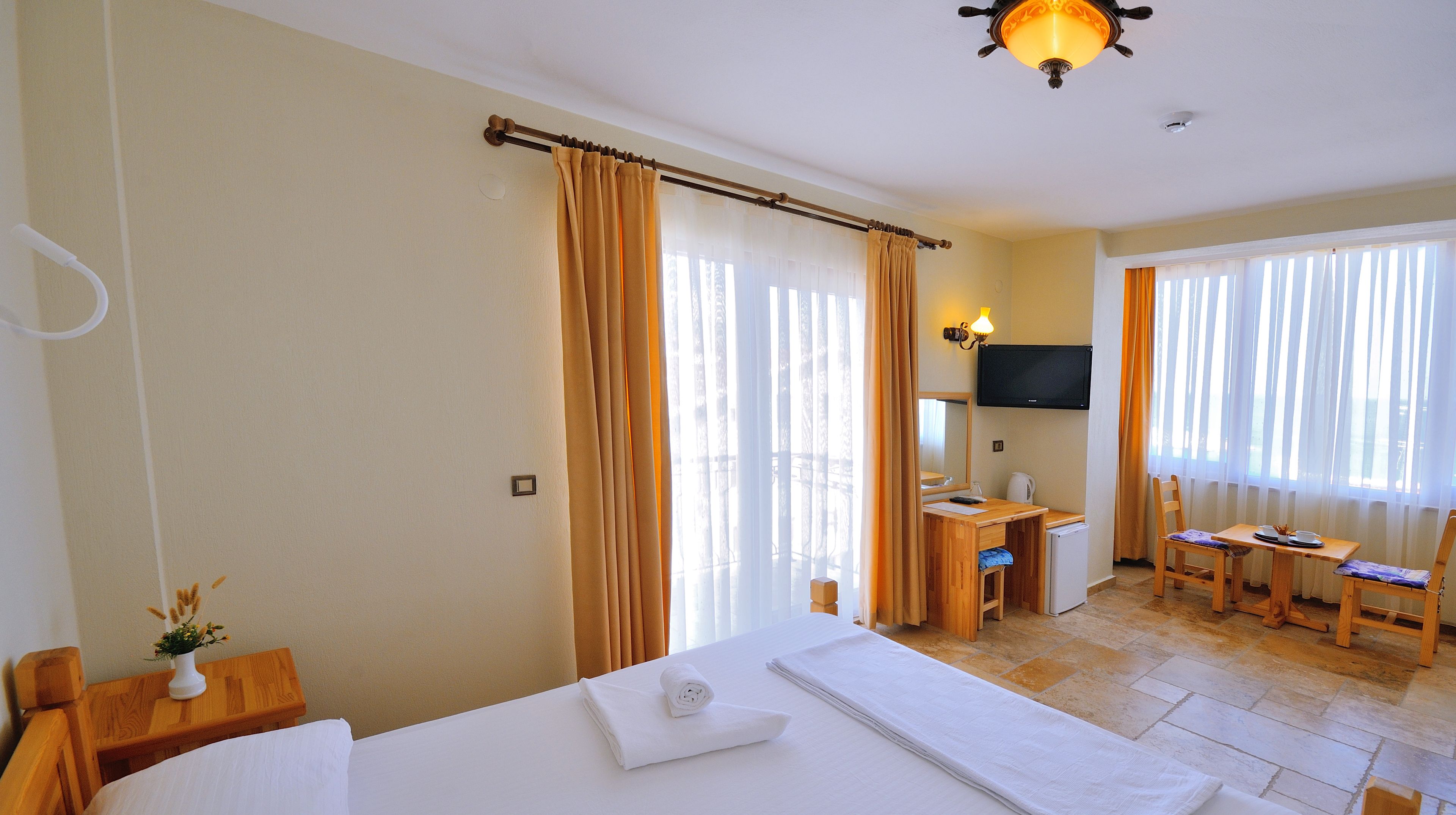 2 bedrooms, in-room safe, desk, free wifi