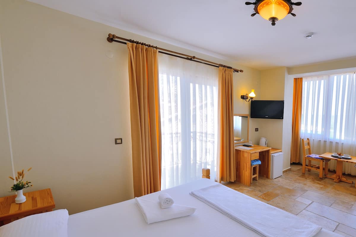 2 bedrooms, in-room safe, desk, free wifi