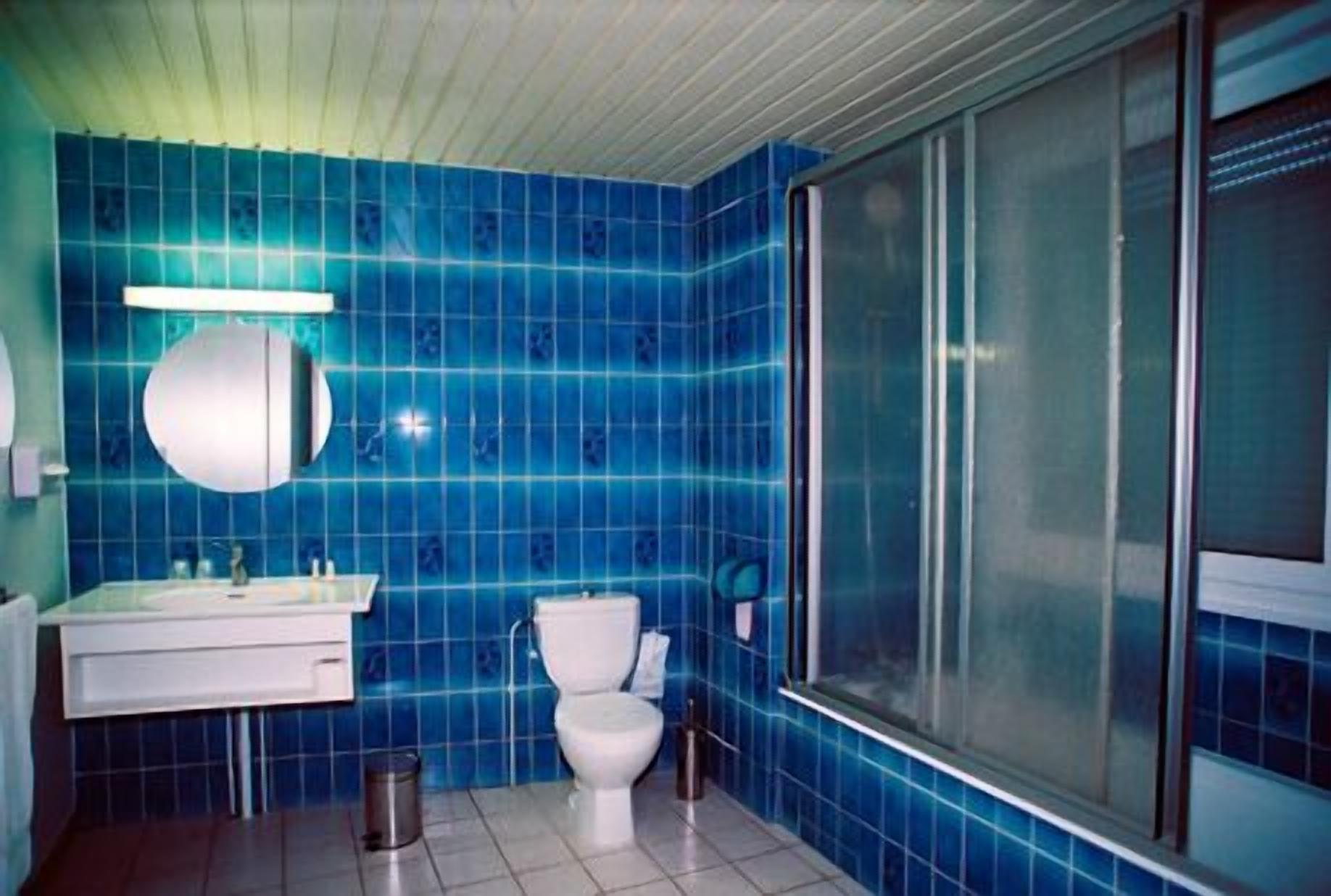 Triple Room | Bathroom | Free toiletries, hair dryer, towels