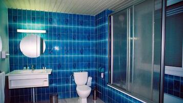 Triple Room | Bathroom | Free toiletries, hair dryer, towels