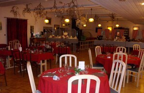 Lunch, dinner served; French cuisine, al fresco dining  - Hotel Au Logis Des Ours (Offemont)