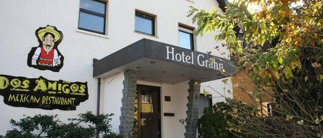 Hotel Grahn with a sign for Dos Amigos Mexican Restaurant.
