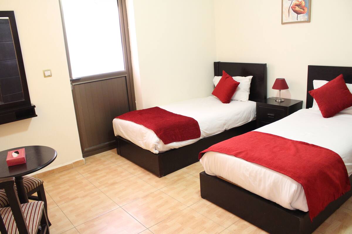 Suite familiar, 2 habitaciones | 1 habitación, minibar y caja de seguridad en la habitación