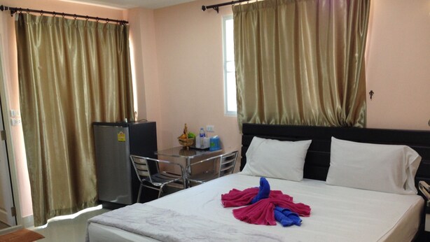 Blackout curtains, free WiFi