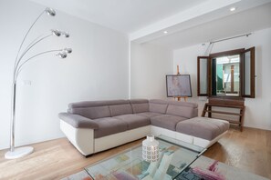 아파트, 침실 2개, 테라스 (Check-in online) | 거실 | 평면 TV