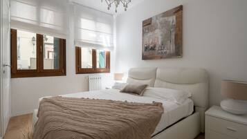 2 bedrooms, Egyptian cotton sheets, premium bedding, down duvets