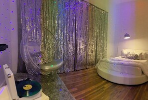 Design Room, 1 Queen Bed | Egyptian cotton sheets, premium bedding, individually decorated - The Dutchess Inn and Spa at Beacon (Beacon)