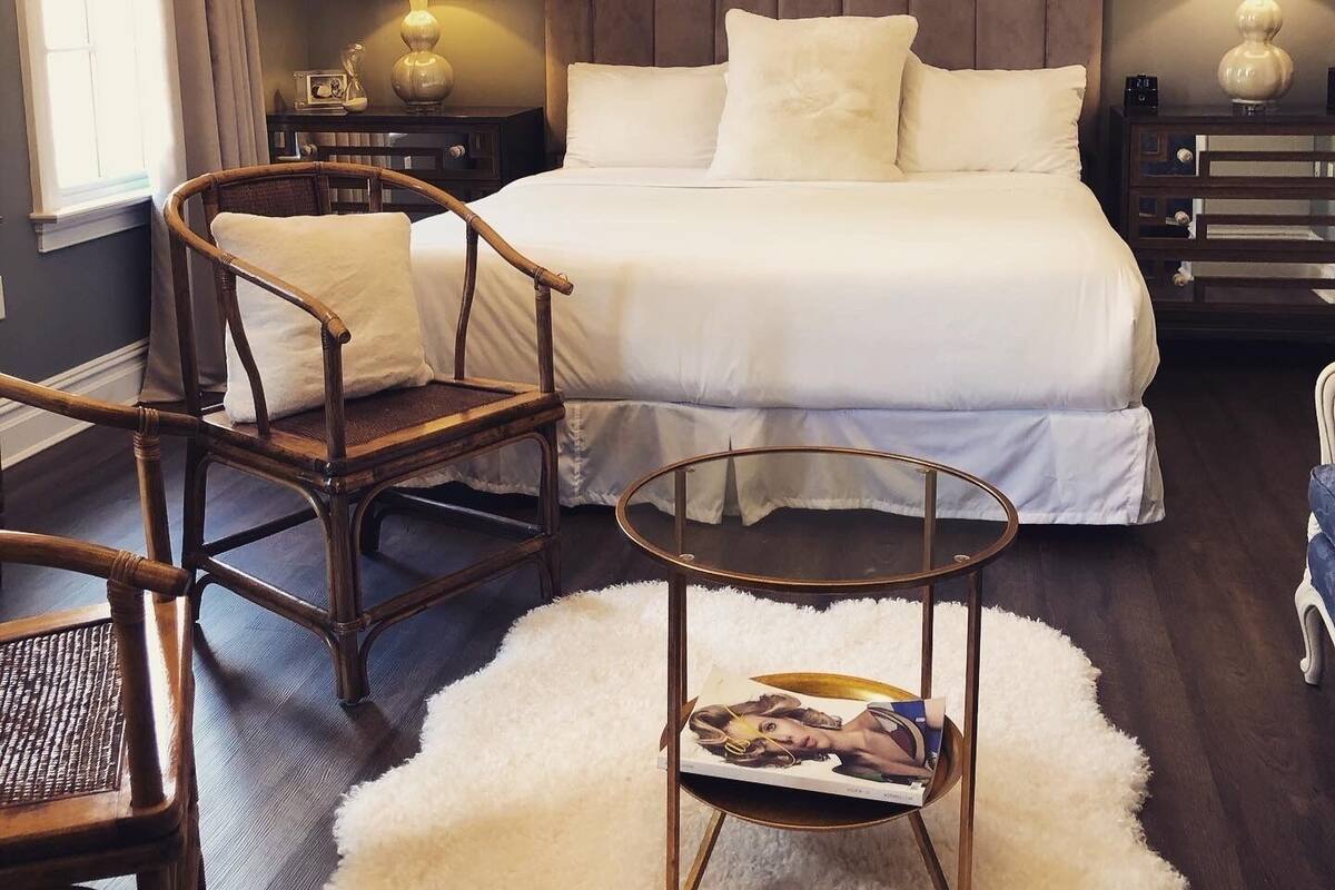 The Dutchess Suite | Egyptian cotton sheets, premium bedding, WiFi (free)