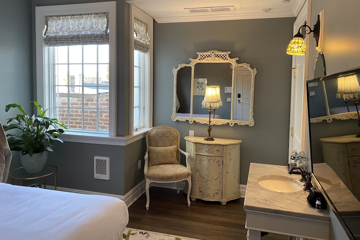 Le Petit Paris | Egyptian cotton sheets, premium bedding, WiFi (free)