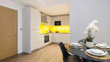 Superior Apartment, 2 Bedrooms | Private kitchen | Electric kettle, toaster