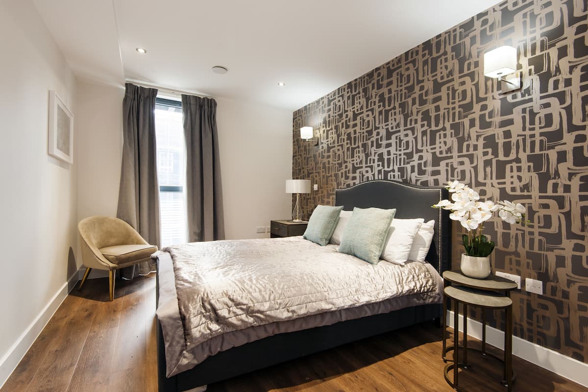 Superior appartement, 1 slaapkamer | 1 slaapkamer, luxe beddengoed, een bureau, een strijkplank/strijkijzer