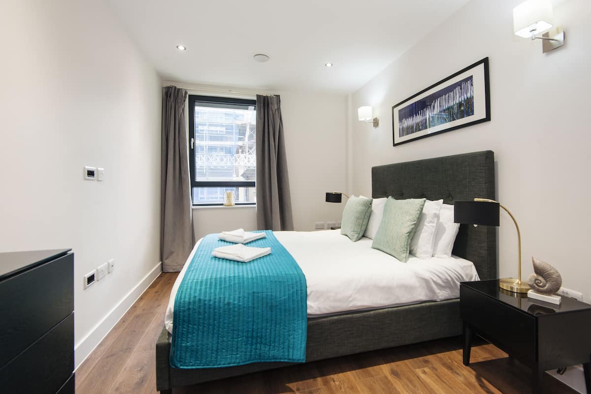 Superior appartement, 2 slaapkamers | 1 slaapkamer, luxe beddengoed, een bureau, een strijkplank/strijkijzer