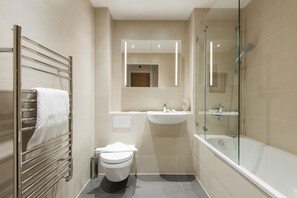 Superior Apartment, 2 Bedrooms | Bathroom | Combined shower/tub, free toiletries, hair dryer, towels - Twyne House Apartments (London)