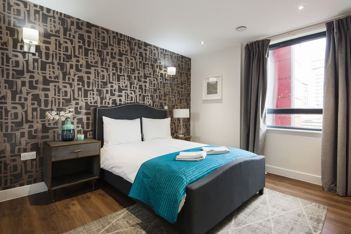 Deluxe Apartment, 2 Bedrooms (1 single, 1 double) | 1 slaapkamer, luxe beddengoed, een bureau, een strijkplank/strijkijzer