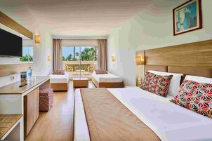 Habitación cuádruple, vistas al jardín | Tabla de planchar con plancha