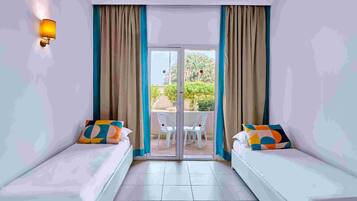 Habitación cuádruple, vistas al jardín | Tabla de planchar con plancha