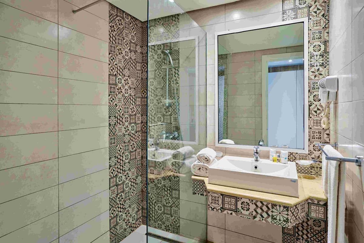 free toiletries, towels