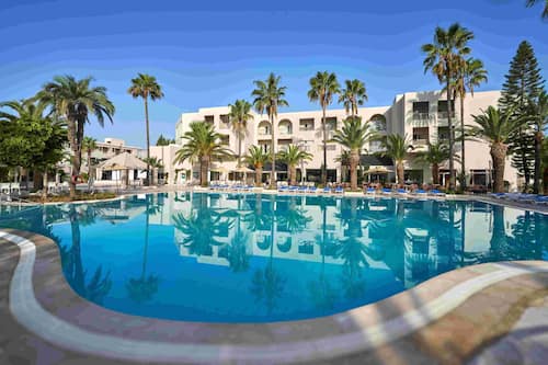 Piscine couverte, piscine extérieure, parasols de plage