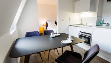 1 bedroom, individually decorated, desk, laptop workspace