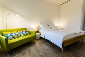 Comfort-Apartment (2) | Individuell dekoriert, Schreibtisch, laptopgeeigneter Arbeitsplatz