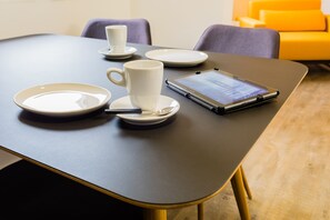 Comfort-Apartment (2) | Essbereich im Zimmer