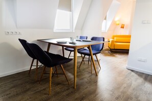 Comfort-Apartment (2) | Essbereich im Zimmer