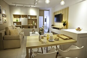 Apartment (5F) | Living room | 42-inch flat-screen TV with cable channels, TV - Salguero Apart By Zafiro (Buenos Aires)