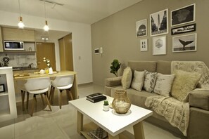 Appartement (5F) | Woonruimte | Een 42-inch flatscreentelevisie met kabelzenders en een televisie