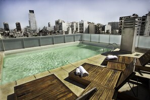 室外游泳池，09:00 至 20:00 开放，免费小屋