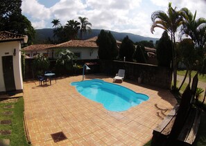 室外游泳池,日光浴躺椅