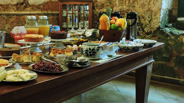 Ein reichhaltiges Buffet mit verschiedenen Speisen und Getränken.