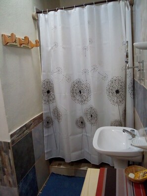Douche, articles de toilette gratuits, sèche-cheveux, bidet