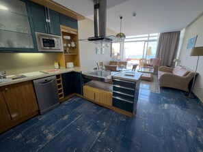 Appartement, 2 slaapkamers, terras, uitzicht op zee | Privékeuken | Een koelkast met diepvriezer, een microgolfoven, een kookplaat