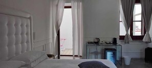 Roupas de cama premium, frigobar, escrivaninha, cortinas blackout