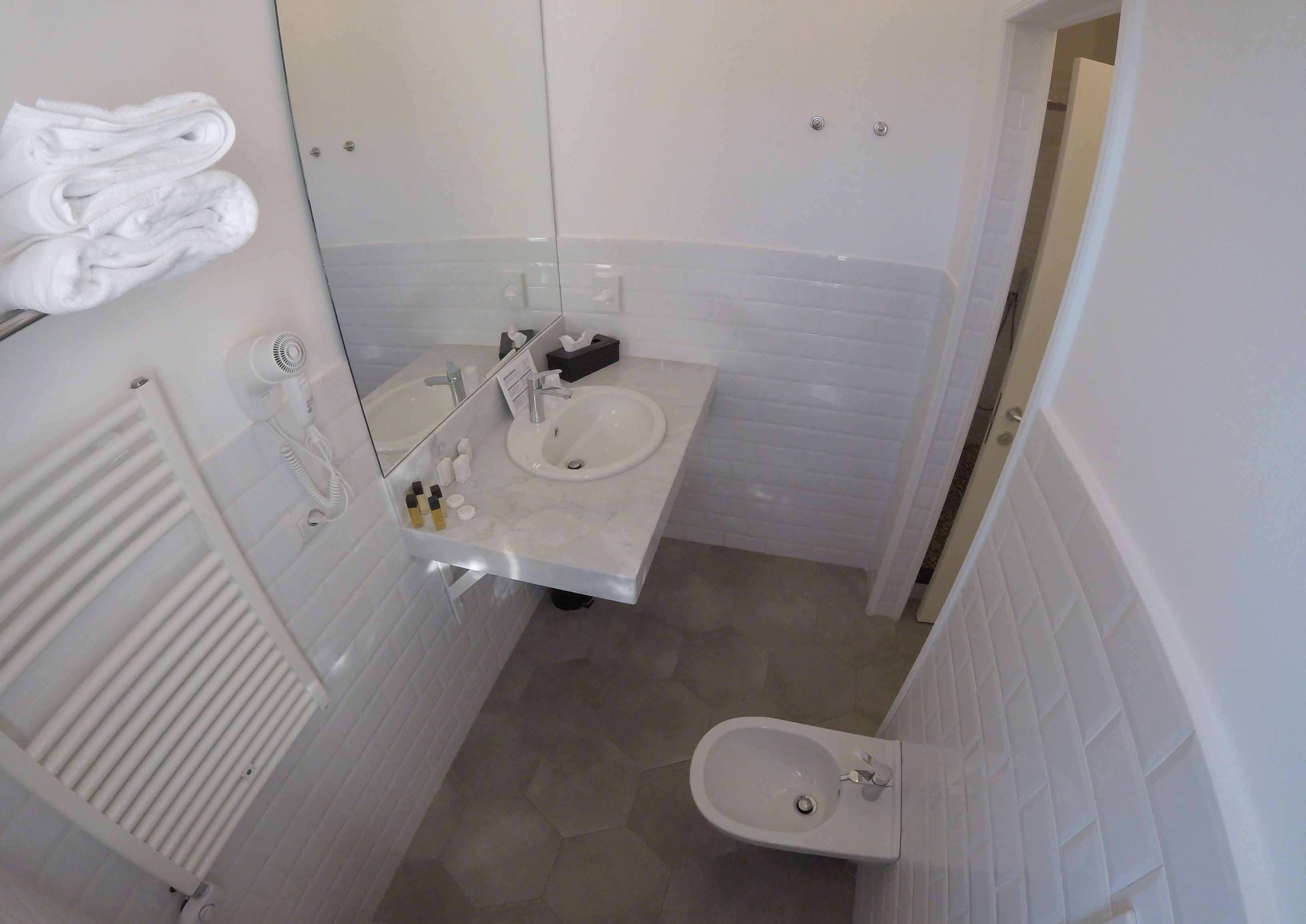 Suite - balkon | Badeværelse | Gratis toiletartikler, hårtørrer, hjemmesko, håndklæder