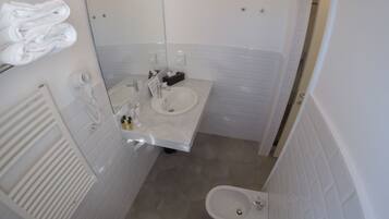 Suite - balkon | Badeværelse | Gratis toiletartikler, hårtørrer, hjemmesko, håndklæder
