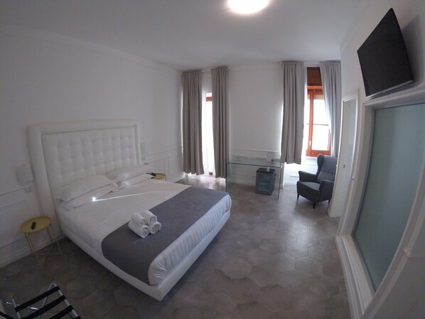 Suite, balcon | Literie de qualité supérieure, minibar, bureau, rideaux occultants