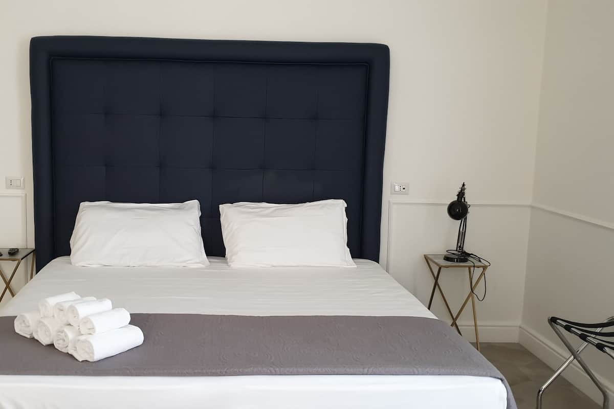 Roupas de cama premium, frigobar, escrivaninha, cortinas blackout