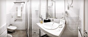 Perhesviitti | Kylpyhuone | Ilmaiset hygieniatuotteet, hiustenkuivaaja, tohvelit, pyyhkeet