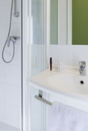 Douche, articles de toilette écologiques, sèche-cheveux